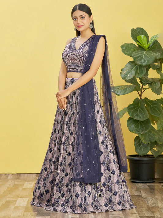 Lehenga violet raisin avec imprimé numérique et broderie en fil, zari et sequins, ornée de véritables miroirs
