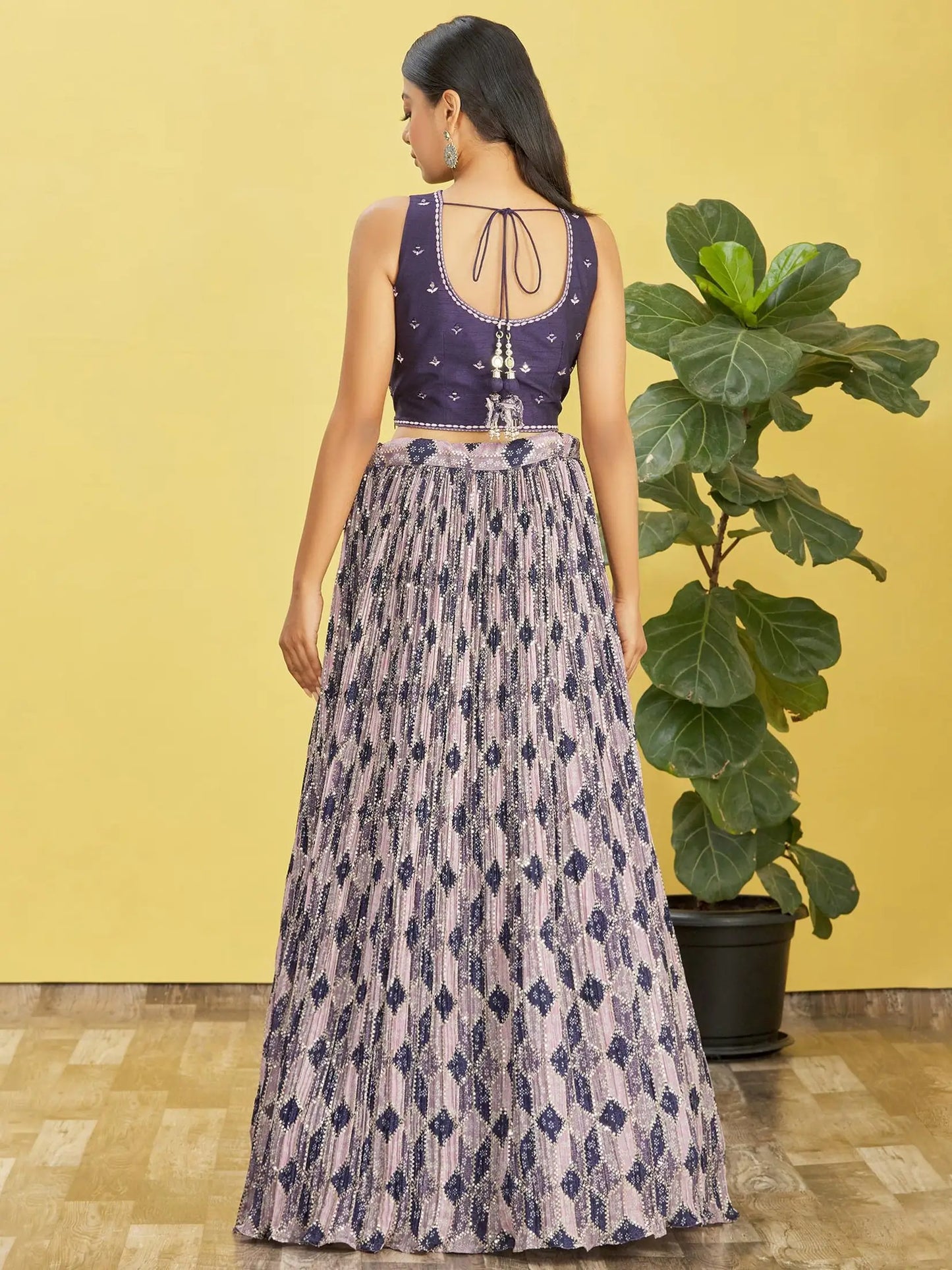 Lehenga violet raisin avec imprimé numérique et broderie en fil, zari et sequins, ornée de véritables miroirs