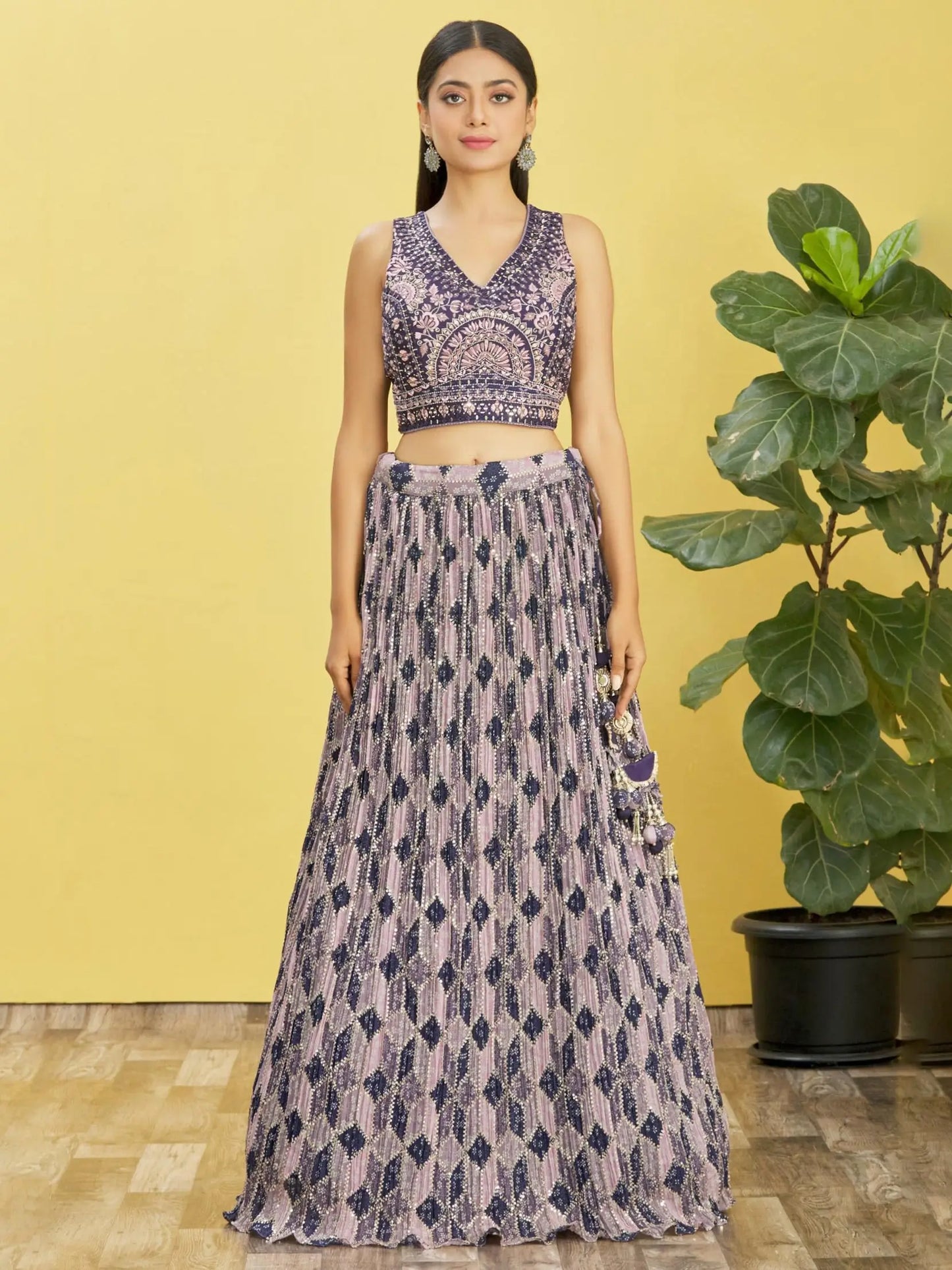 Lehenga violet raisin avec imprimé numérique et broderie en fil, zari et sequins, ornée de véritables miroirs