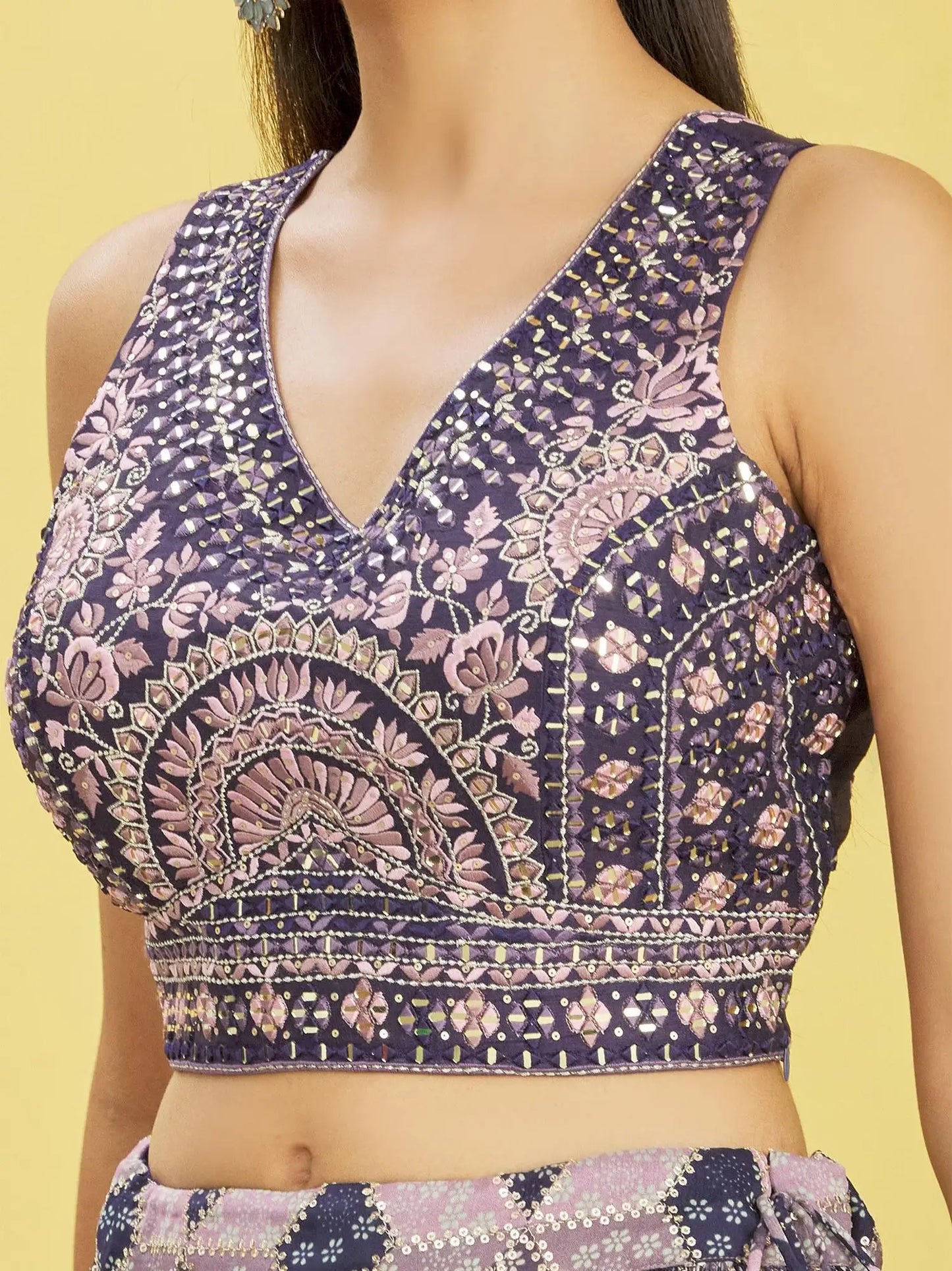 Lehenga violet raisin avec imprimé numérique et broderie en fil, zari et sequins, ornée de véritables miroirs