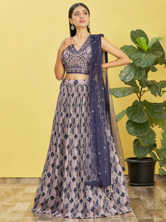 Lehenga violet raisin avec imprimé numérique et broderie en fil, zari et sequins, ornée de véritables miroirs