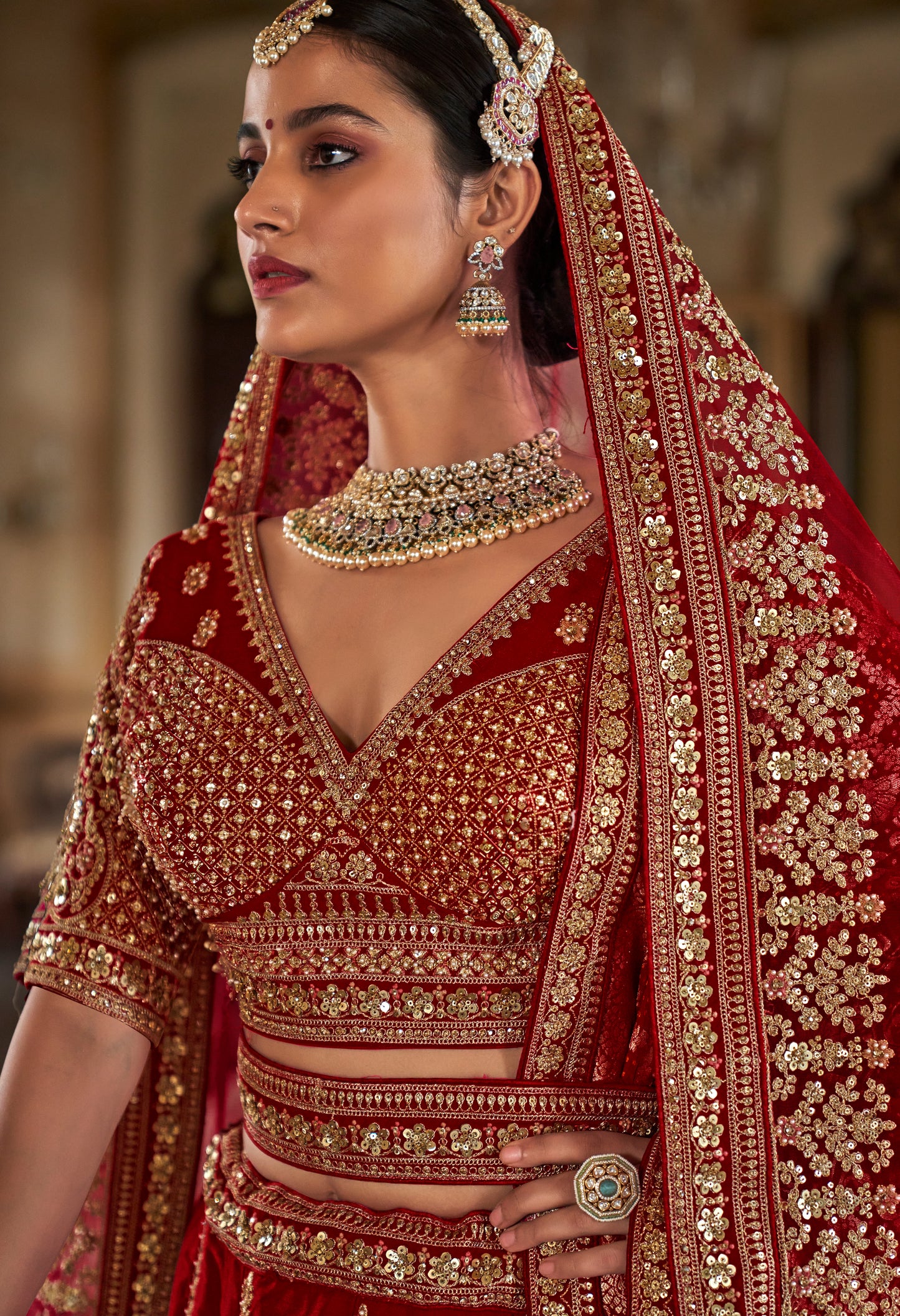 Lehenga de mariée rouge foncé traditionnel inspiration de créateur COLLECTION SAJYA