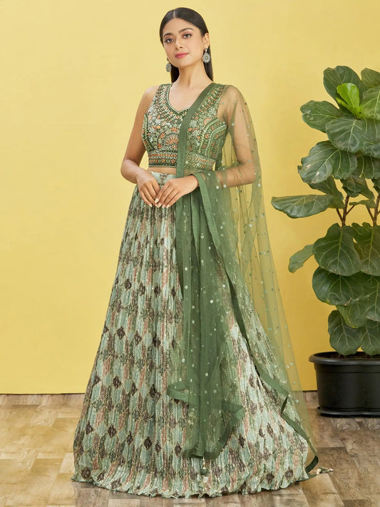 Lehenga vert avec imprimé numérique et broderie en fil, zari et sequins, ornée de véritables miroirs COLLECTION RHEA