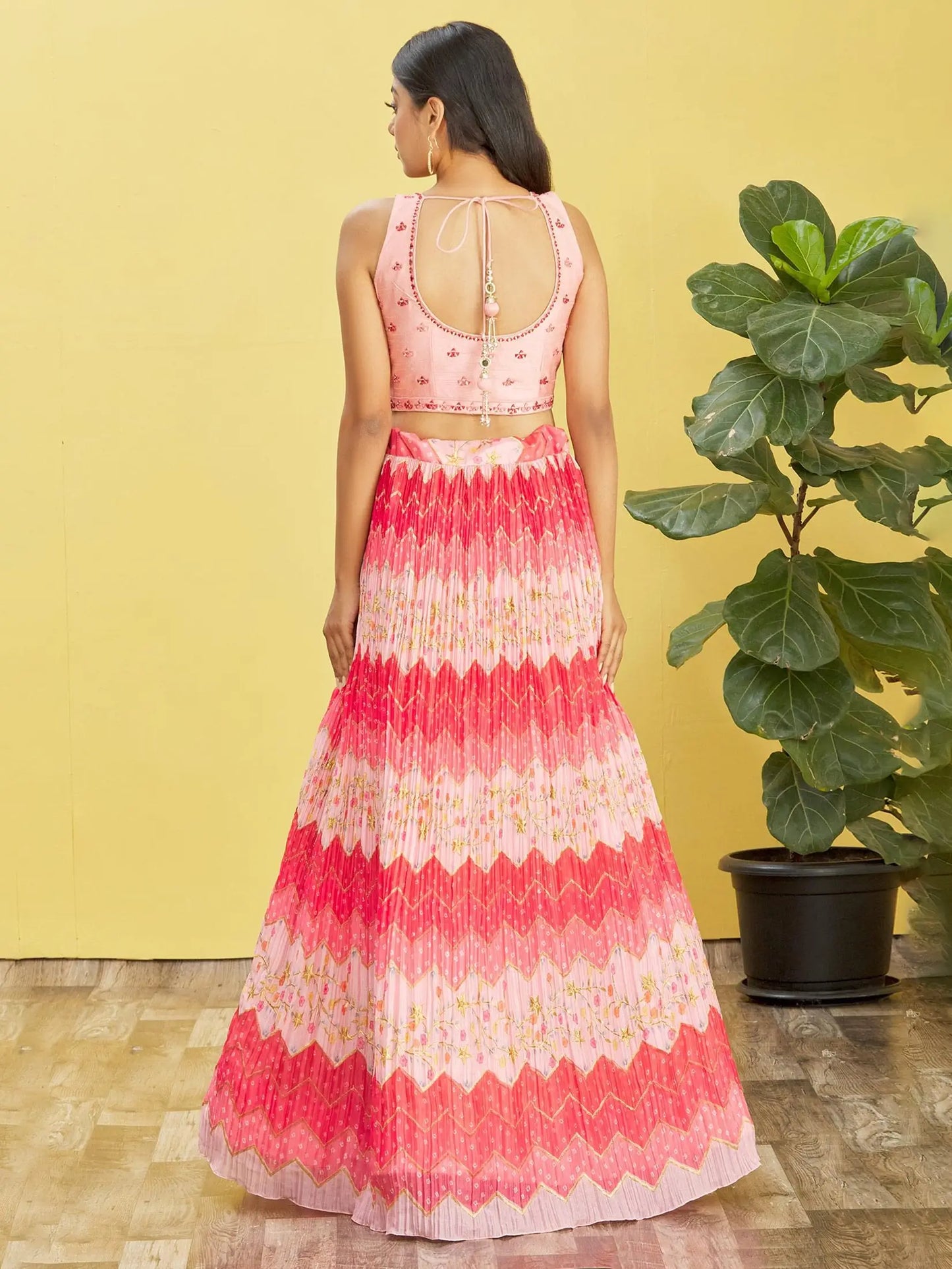 Lehenga rose avec imprimé numérique et broderie en fil, zari, sequins, ornée de véritables miroirs COLLECTION RHEA