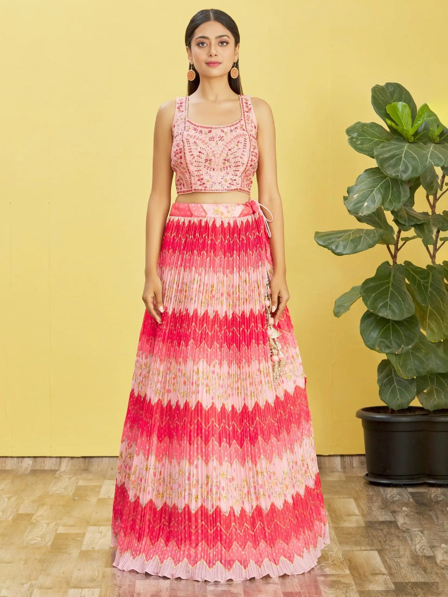 Lehenga rose avec imprimé numérique et broderie en fil, zari, sequins, ornée de véritables miroirs COLLECTION RHEA