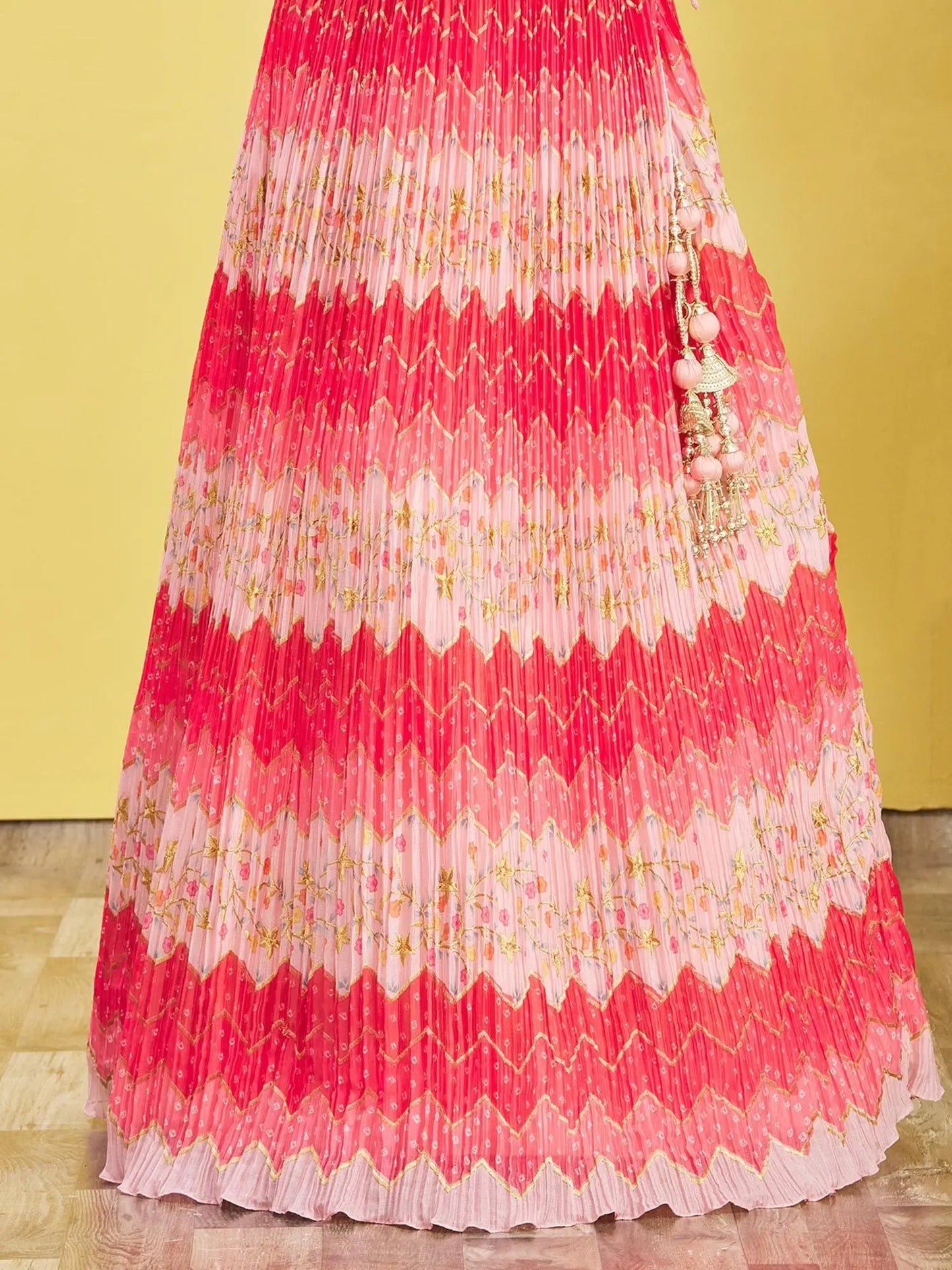 Lehenga rose avec imprimé numérique et broderie en fil, zari, sequins, ornée de véritables miroirs COLLECTION RHEA