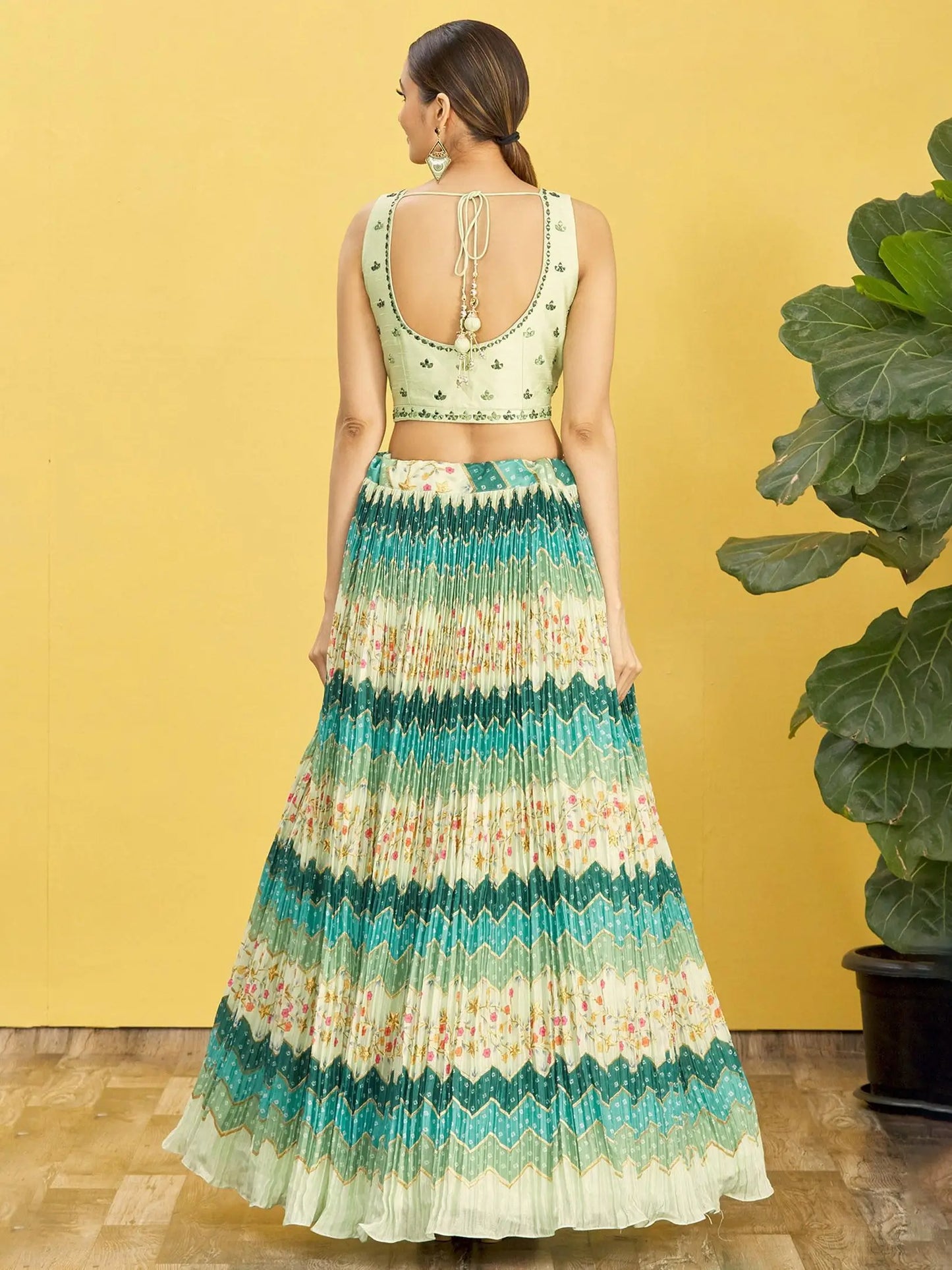 Lehenga vert pin avec imprimé numérique et broderie en fil, zari, sequins, ornée de véritables miroirs COLLECTION RHEA