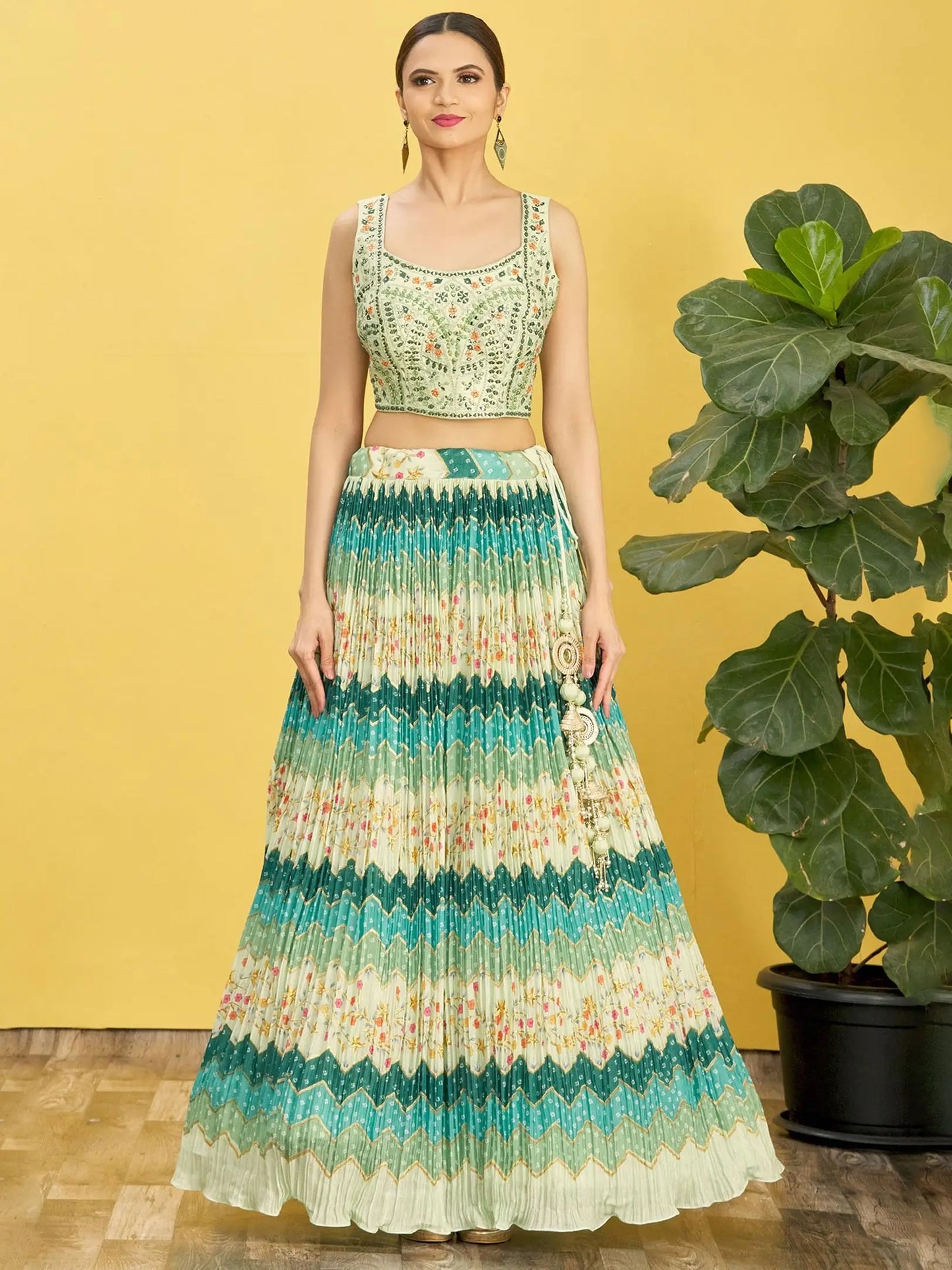 Lehenga vert pin avec imprimé numérique et broderie en fil, zari, sequins, ornée de véritables miroirs COLLECTION RHEA