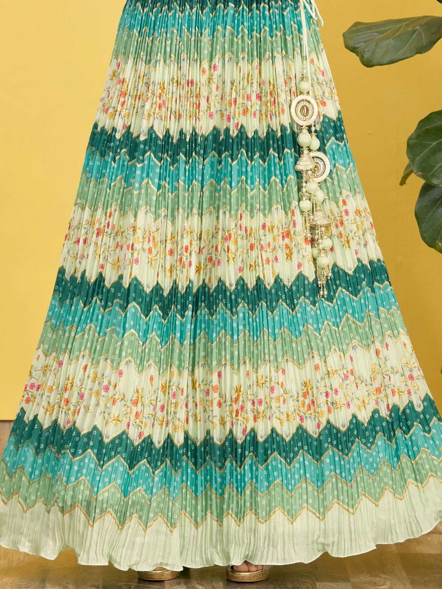 Lehenga vert pin avec imprimé numérique et broderie en fil, zari, sequins, ornée de véritables miroirs COLLECTION RHEA