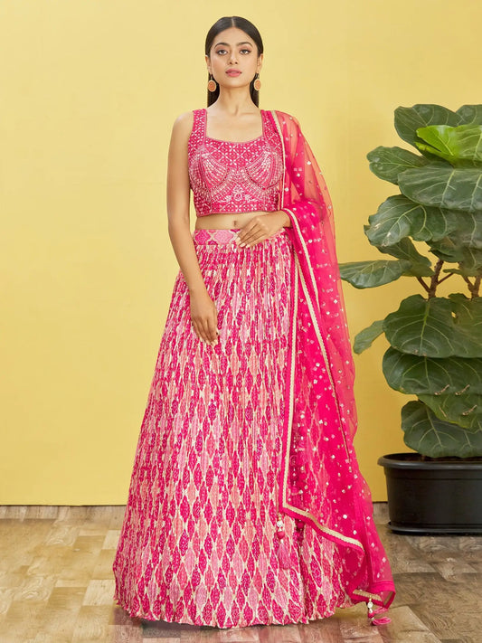 Lehenga rose foncé avec imprimé numérique et broderie en fil, zari, sequins, ornée de véritables miroirs COLLECTION RHEA