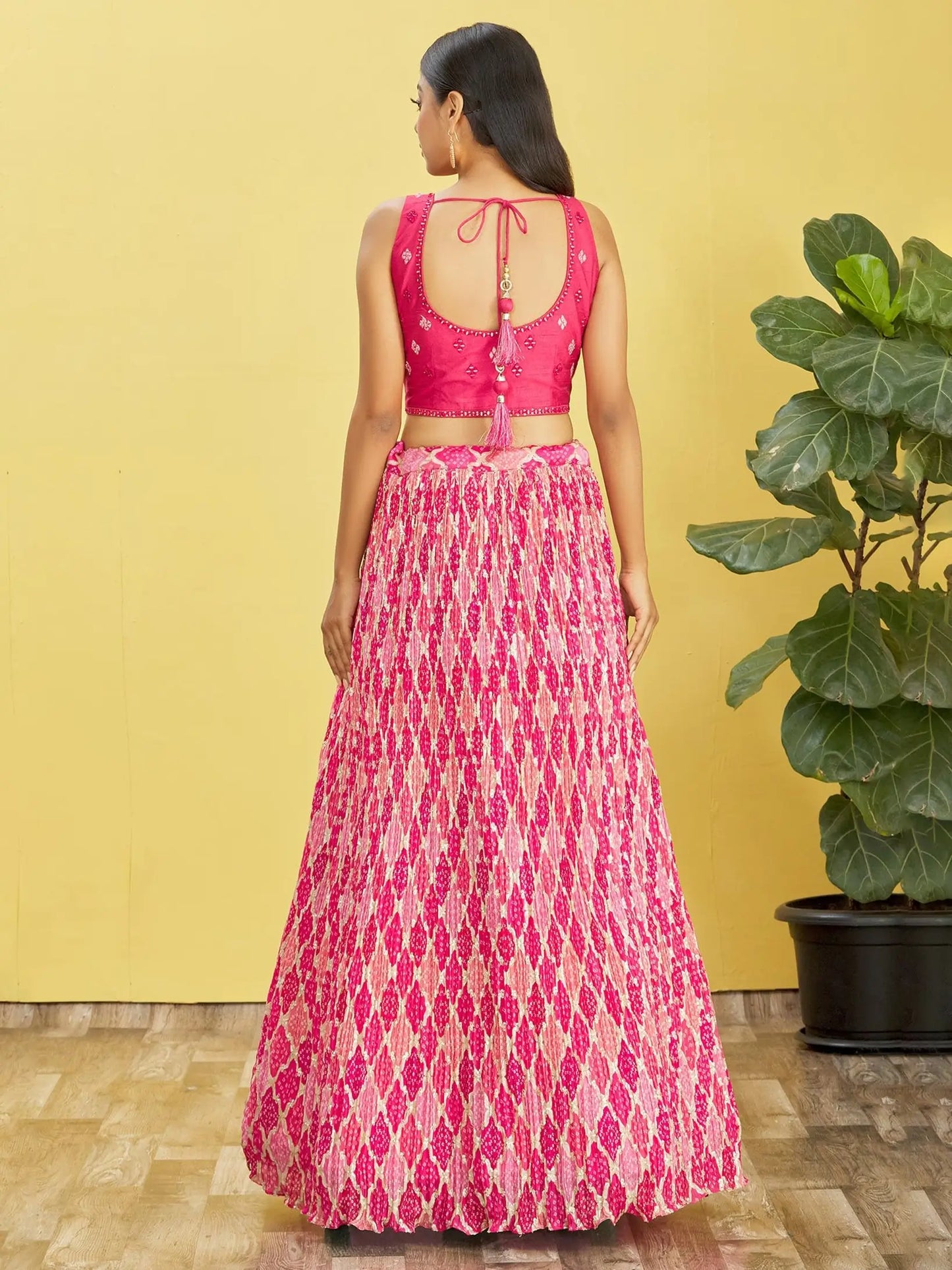Lehenga rose foncé avec imprimé numérique et broderie en fil, zari, sequins, ornée de véritables miroirs COLLECTION RHEA