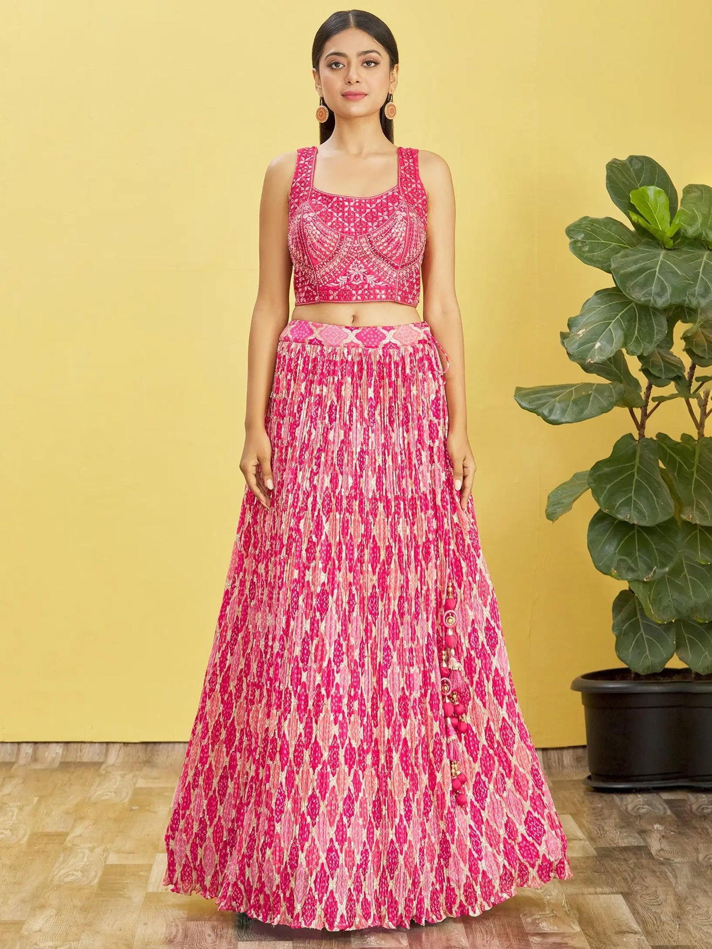 Lehenga rose foncé avec imprimé numérique et broderie en fil, zari, sequins, ornée de véritables miroirs COLLECTION RHEA