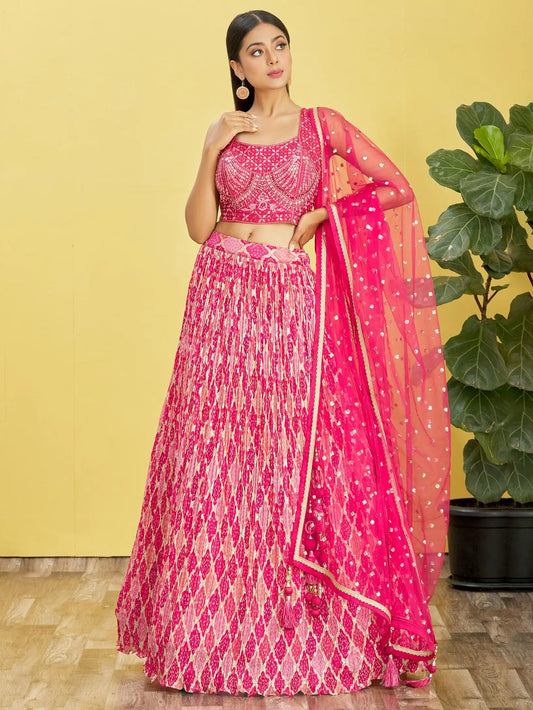 Lehenga rose foncé avec imprimé numérique et broderie en fil, zari, sequins, ornée de véritables miroirs COLLECTION RHEA