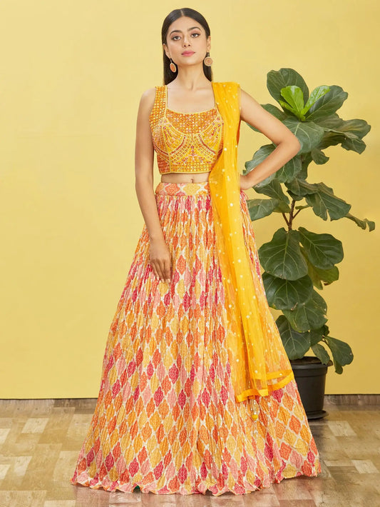 Lehenga jaune avec imprimé numérique et broderie en fil, zari, sequins, ornée de véritables miroirs COLLECTION RHEA