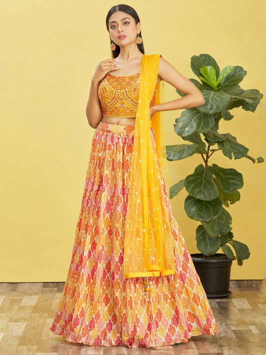 Lehenga jaune avec imprimé numérique et broderie en fil, zari, sequins, ornée de véritables miroirs COLLECTION RHEA