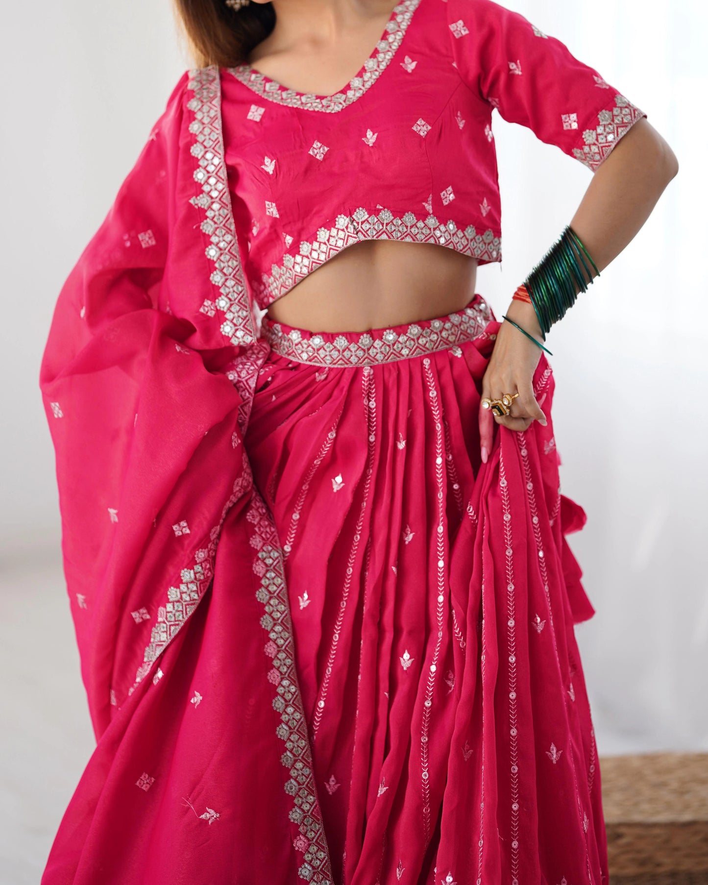 Lehenga Choli majestueux rose fuchsia avec broderies et sequins