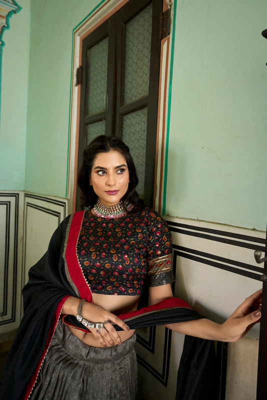 Lehenga Choli en soie Tussar gris et noir avec imprimé kashmiri et travail de foil (Feuille métallisée)