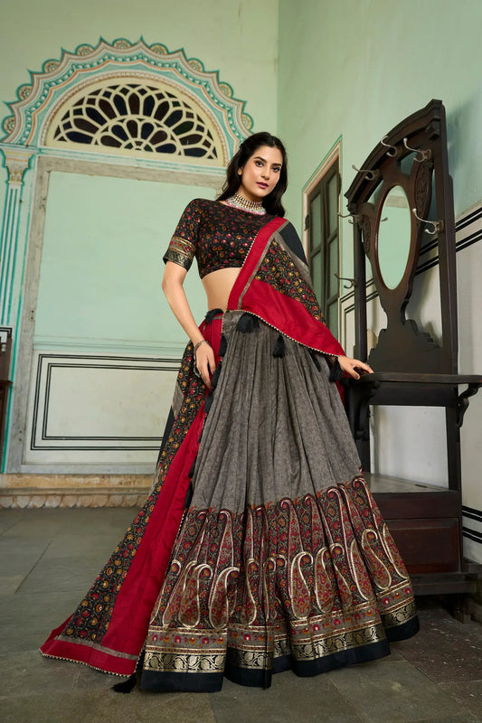 Lehenga Choli en soie Tussar gris et noir avec imprimé kashmiri et travail de foil (Feuille métallisée)