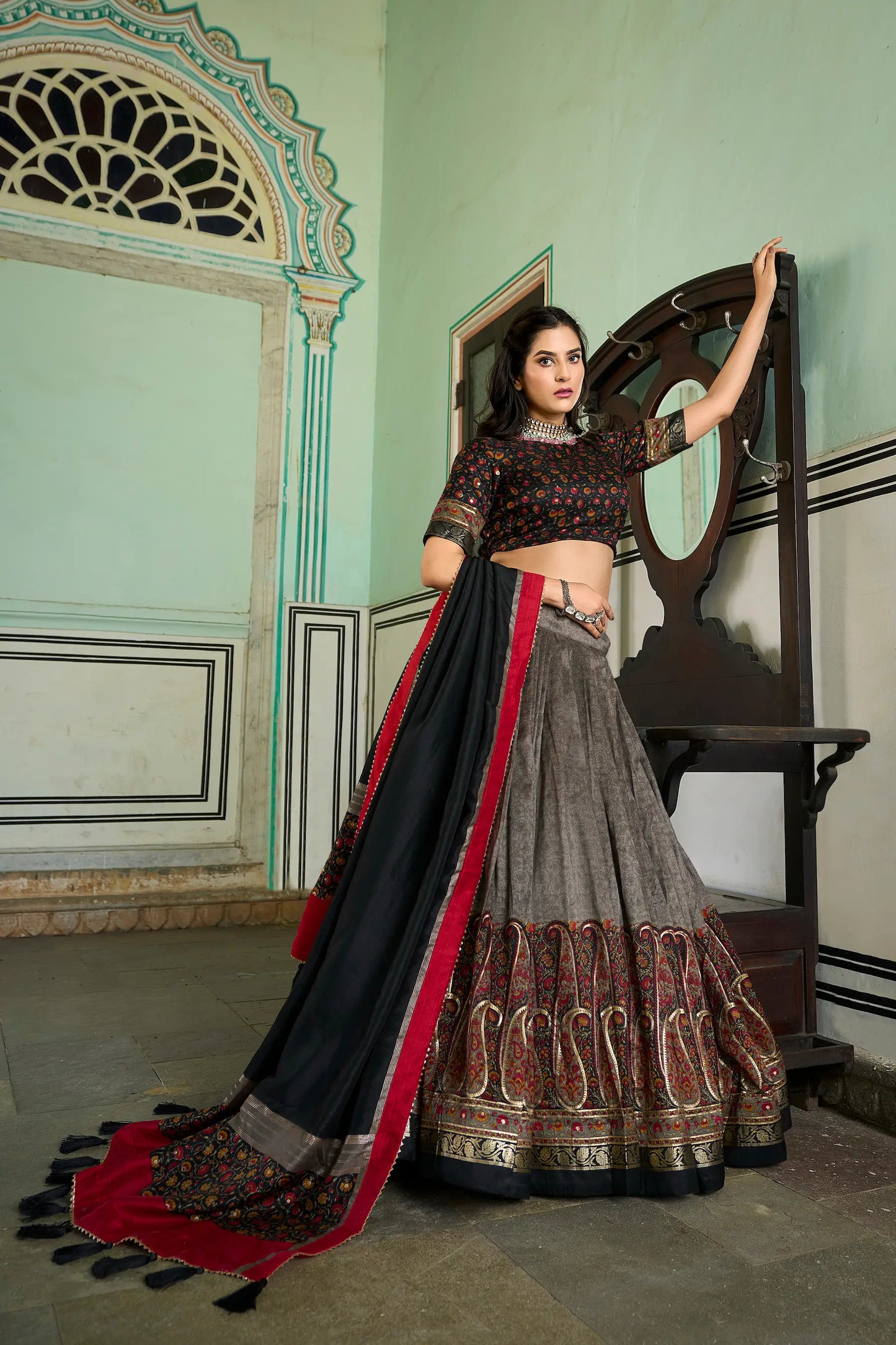 Lehenga Choli en soie Tussar gris et noir avec imprimé kashmiri et travail de foil (Feuille métallisée)