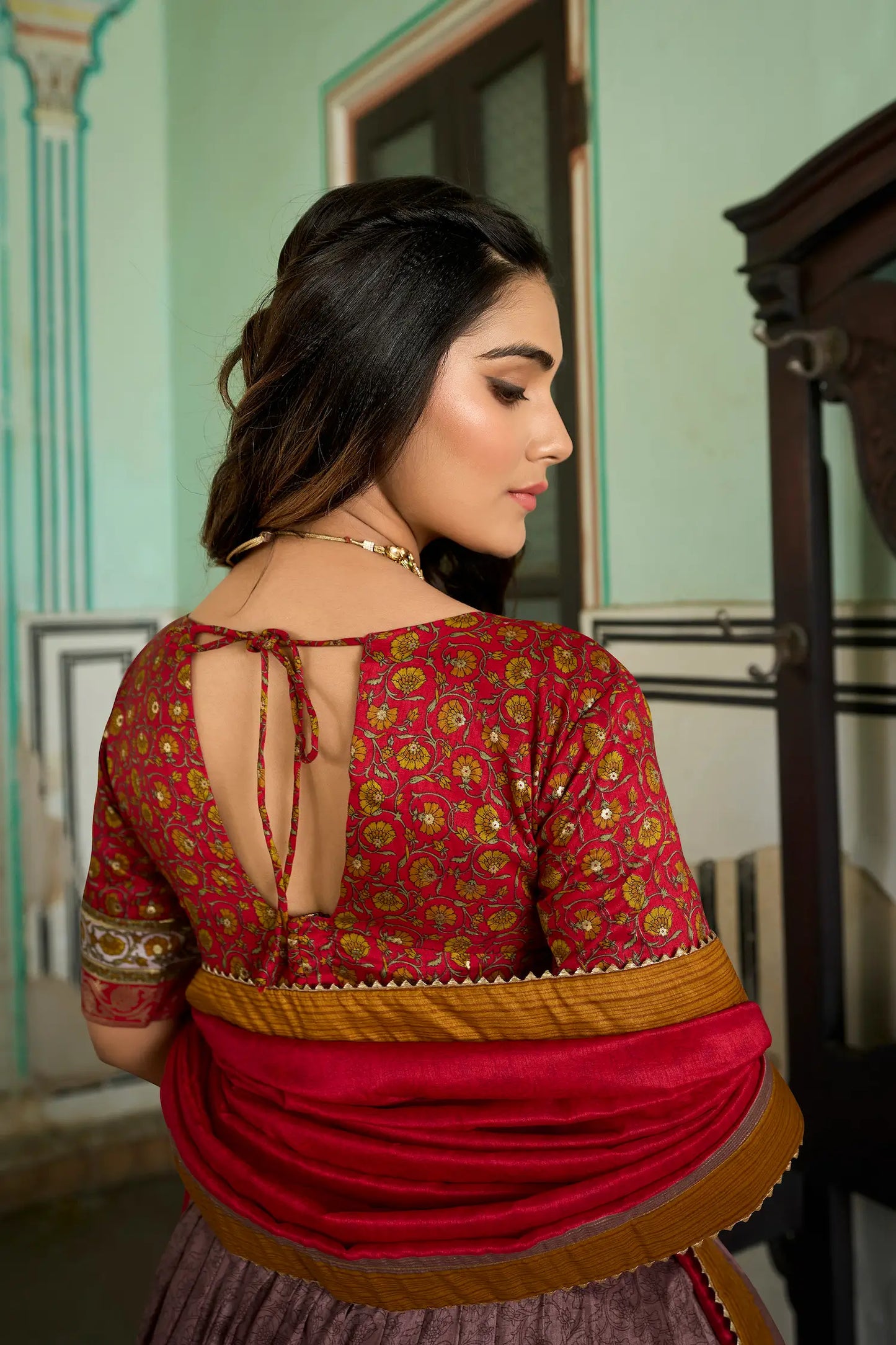 Lehenga Choli en Soie Tussar Rouge profond avec Impressions Kashmiri et Travaux en Foil (Feuille métallisée)