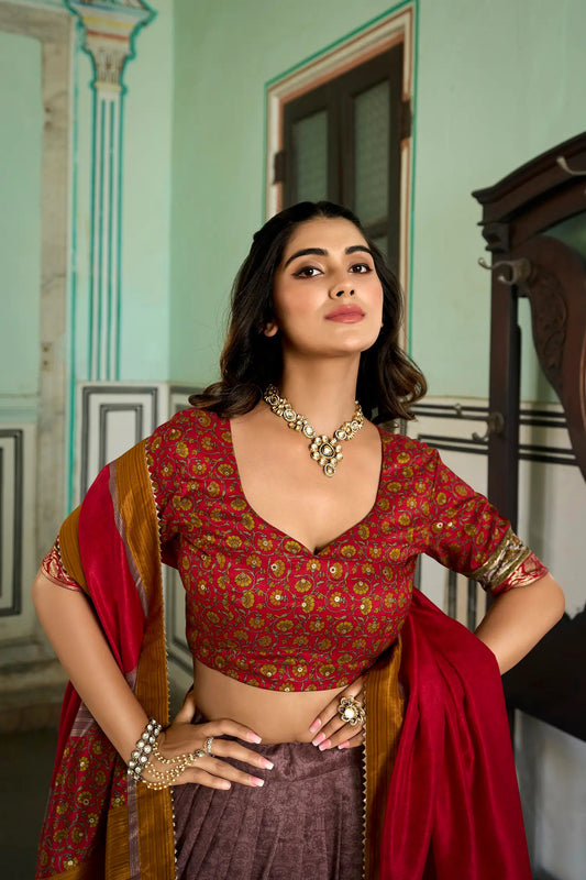 Lehenga Choli en Soie Tussar Rouge profond avec Impressions Kashmiri et Travaux en Foil (Feuille métallisée)