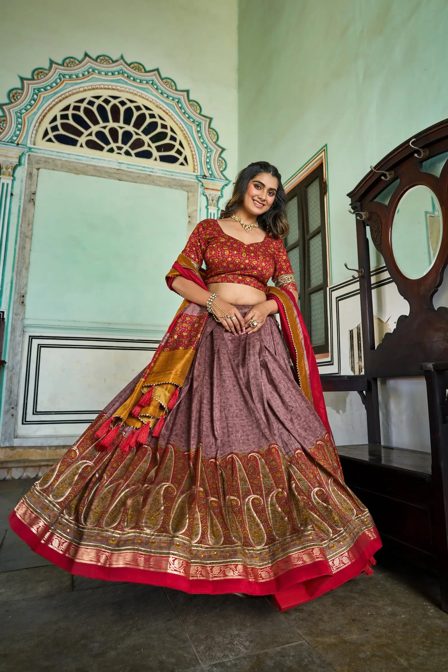 Lehenga Choli en Soie Tussar Rouge profond avec Impressions Kashmiri et Travaux en Foil (Feuille métallisée)