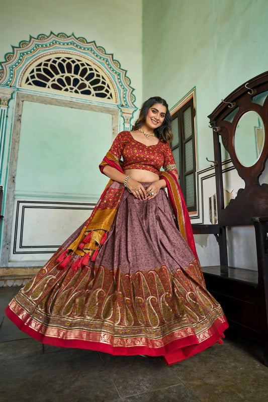 Lehenga Choli en Soie Tussar Rouge profond avec Impressions Kashmiri et Travaux en Foil (Feuille métallisée)
