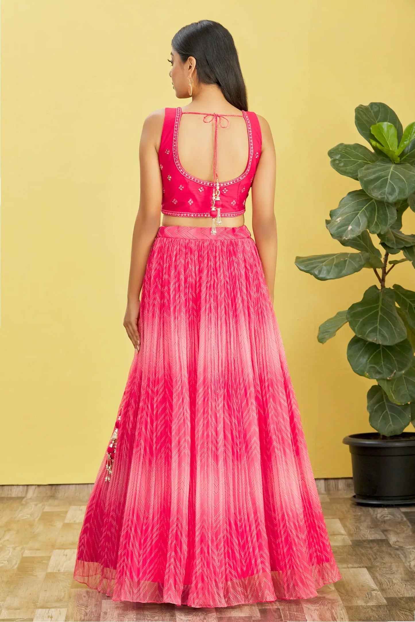 Lehenga rose fuchsia avec imprimé numérique et broderie à sequins, orné de véritables miroirs COLLECTION RHEA