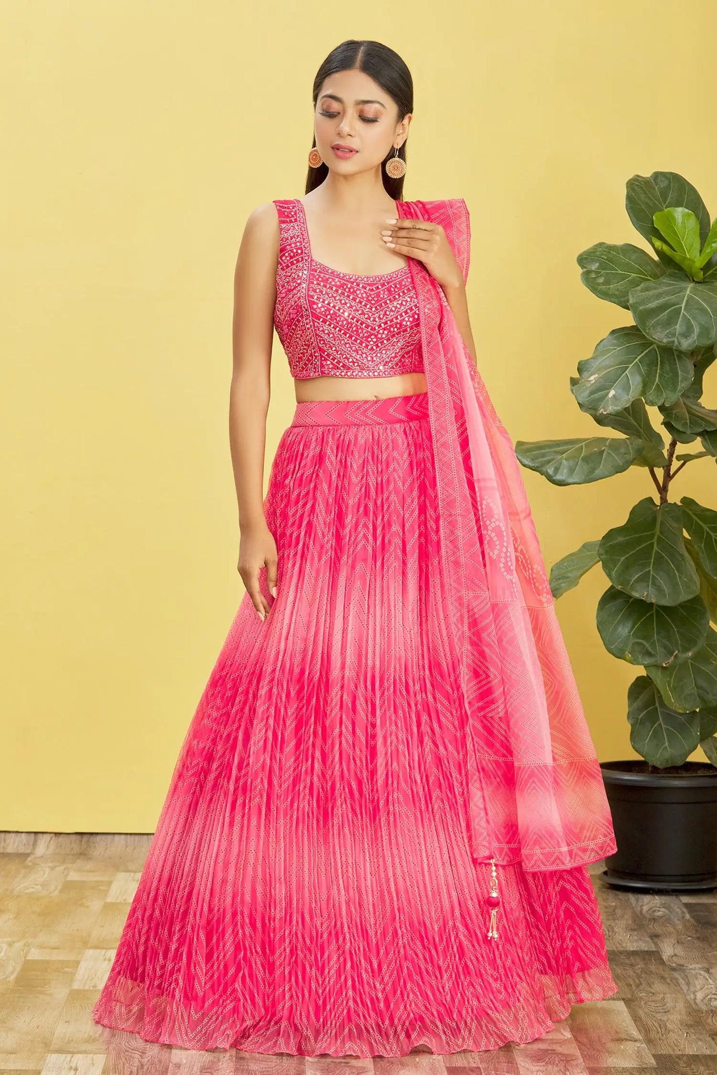Lehenga rose fuchsia avec imprimé numérique et broderie à sequins, orné de véritables miroirs COLLECTION RHEA