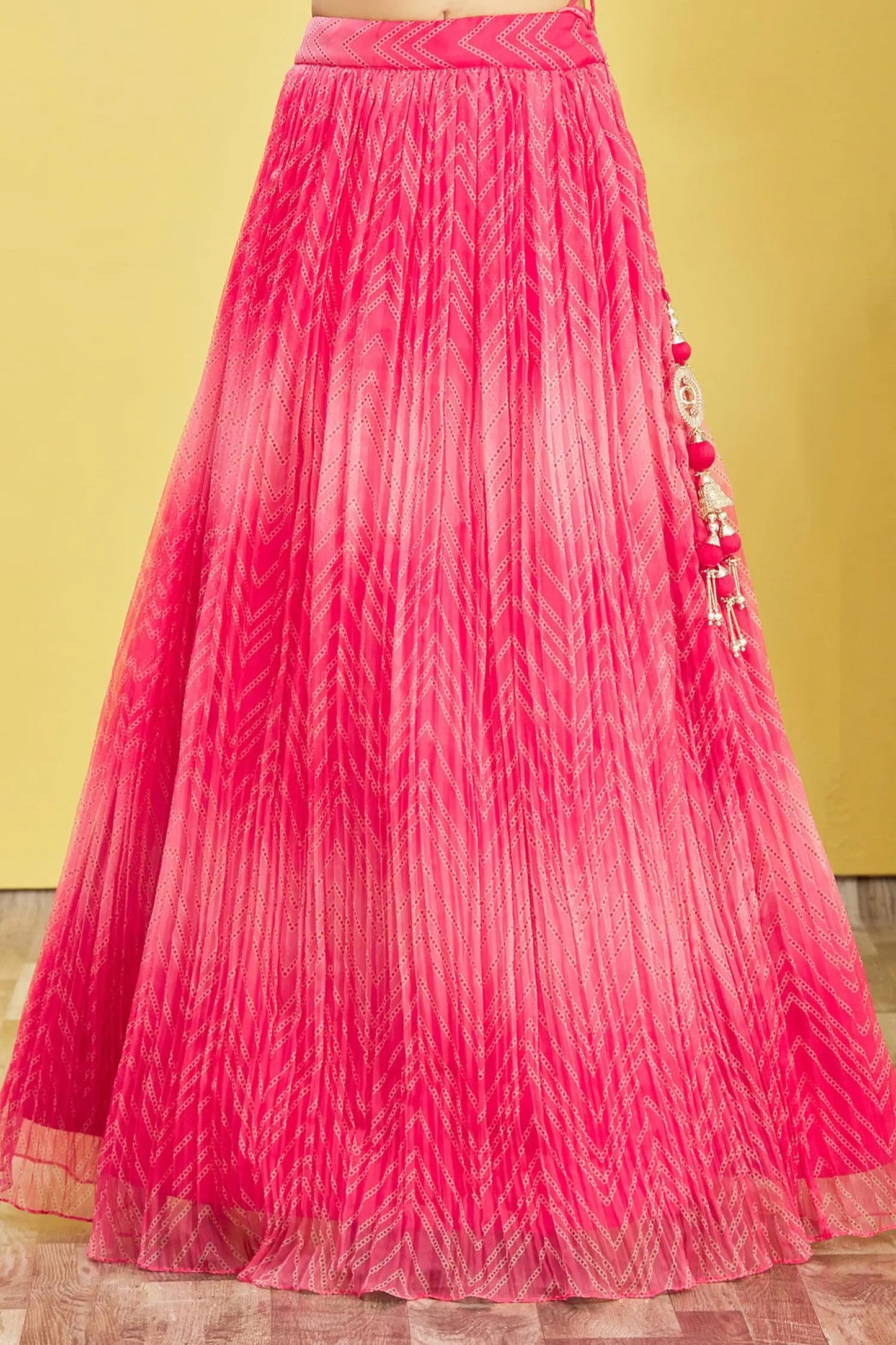 Lehenga rose fuchsia avec imprimé numérique et broderie à sequins, orné de véritables miroirs COLLECTION RHEA