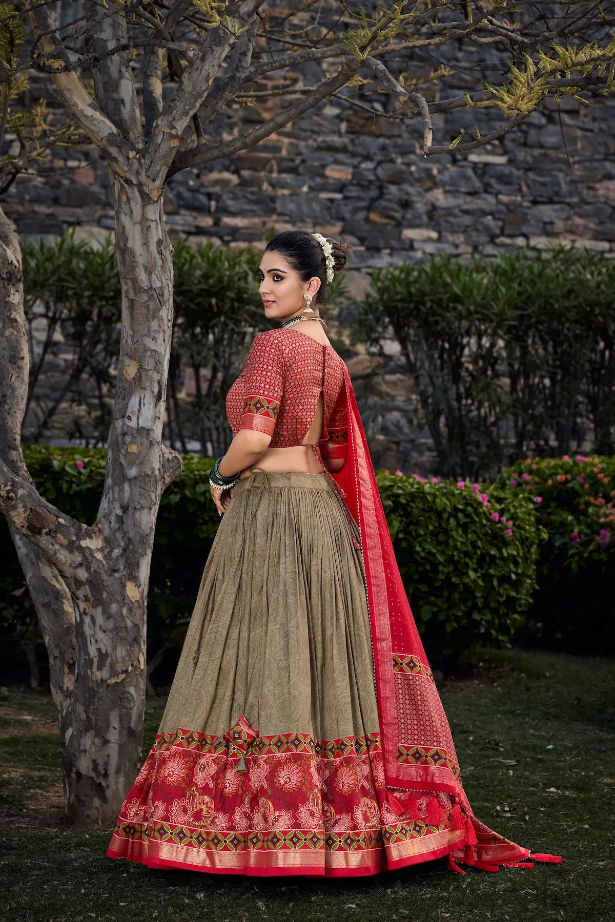 Lehenga Choli en soie Tussar vert olive avec imprimé floral