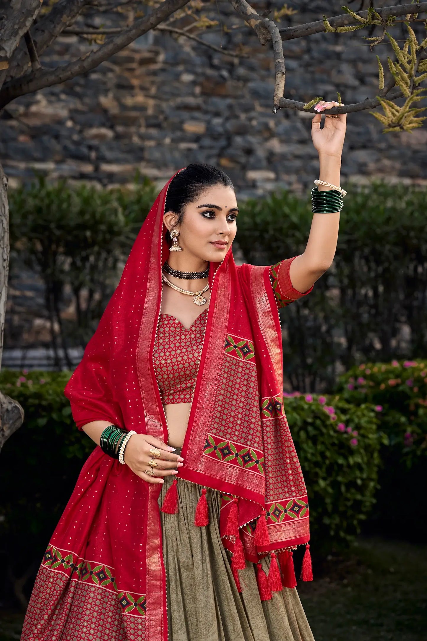 Lehenga Choli en soie Tussar vert olive avec imprimé floral