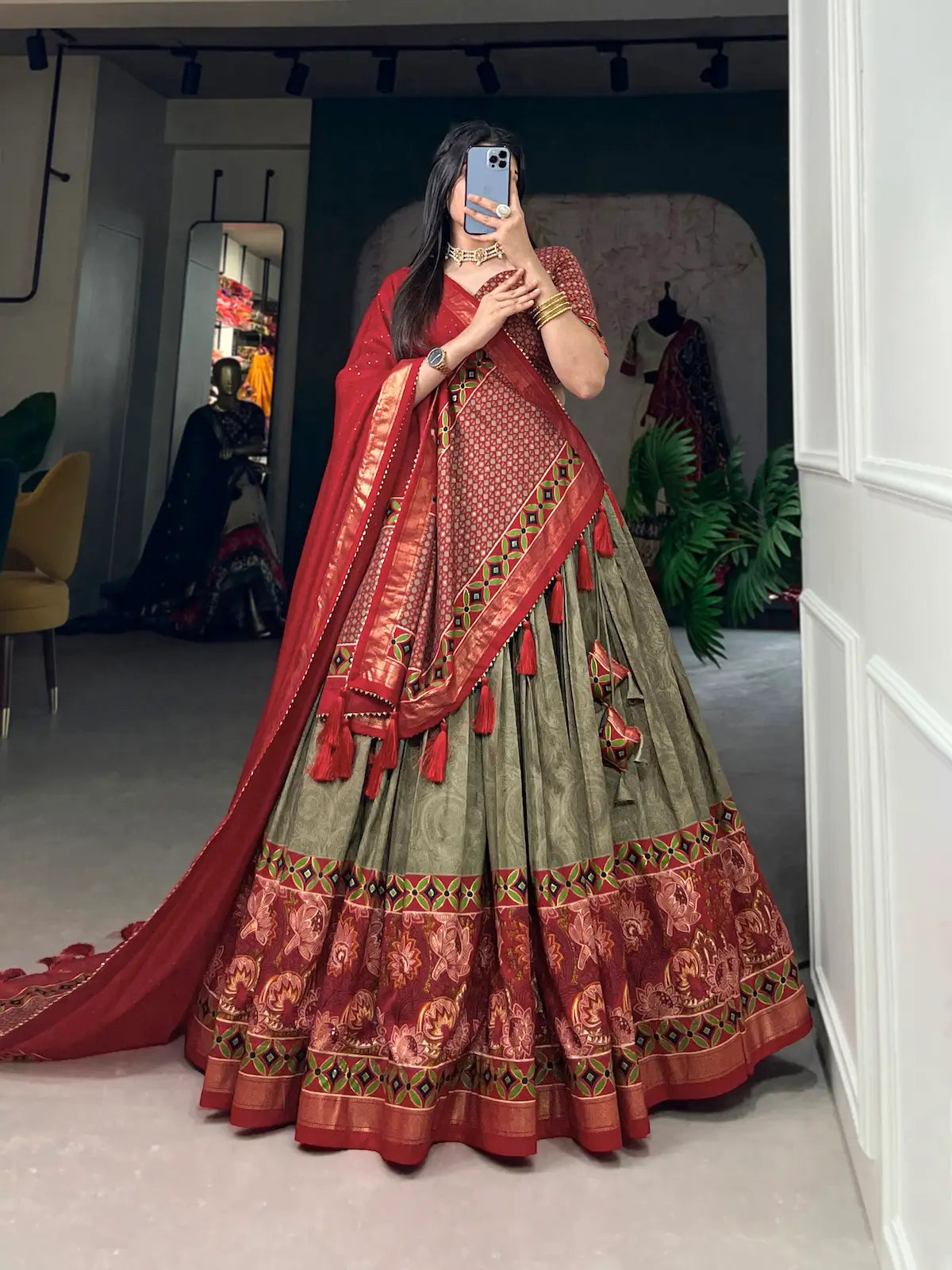 Lehenga Choli en soie Tussar vert olive avec imprimé floral