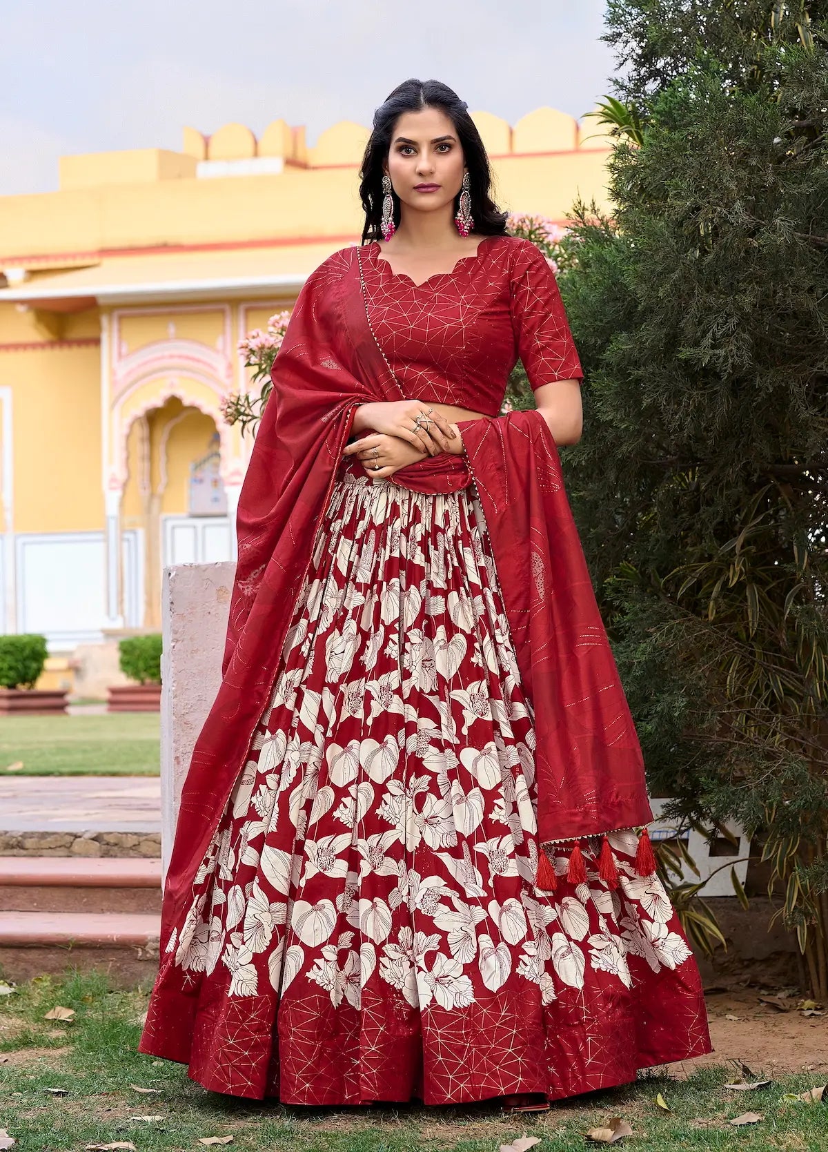 Roter Lehenga Choli aus Tussar-Seide mit Blumenmuster