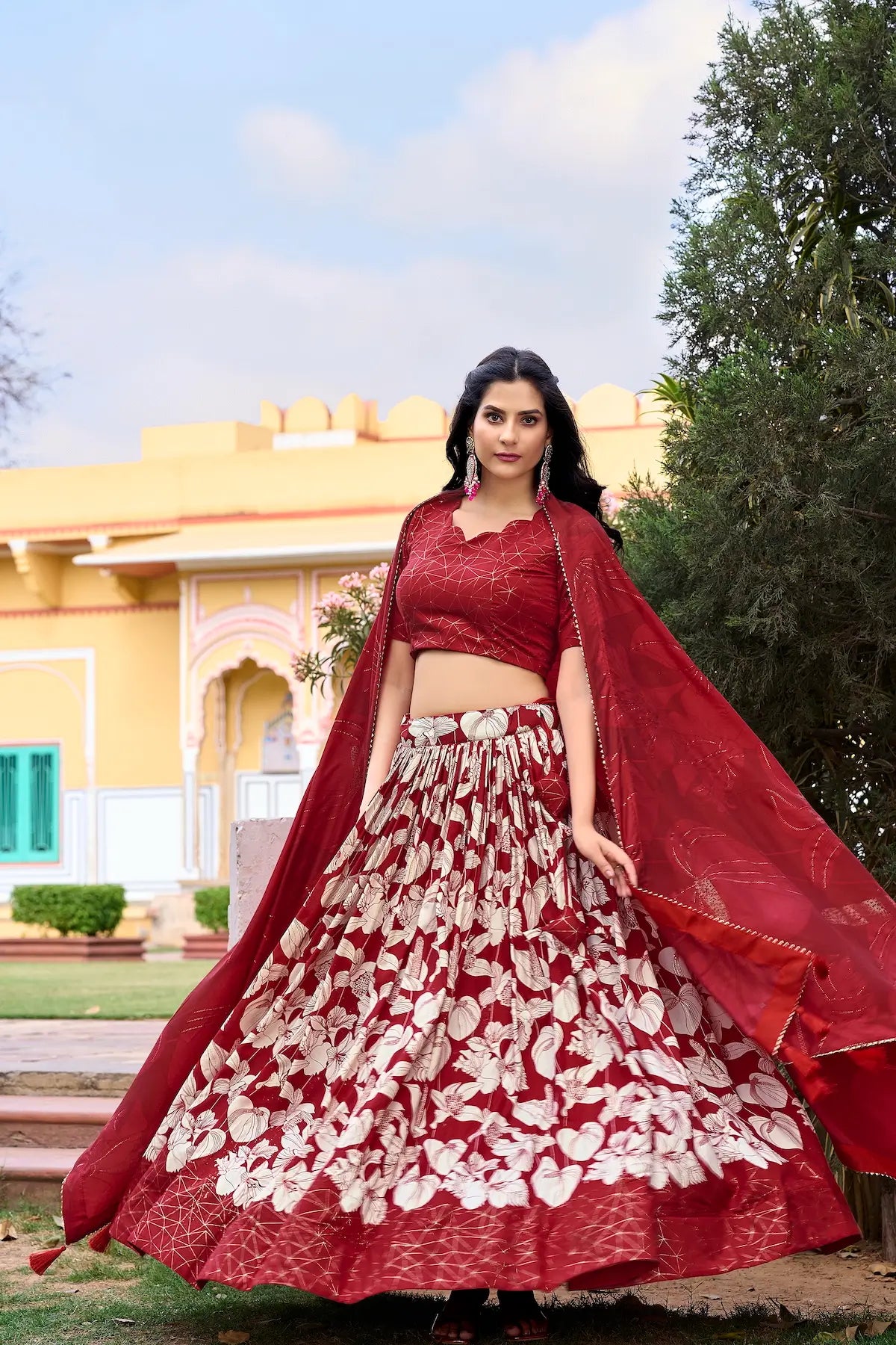 Roter Lehenga Choli aus Tussar-Seide mit Blumenmuster