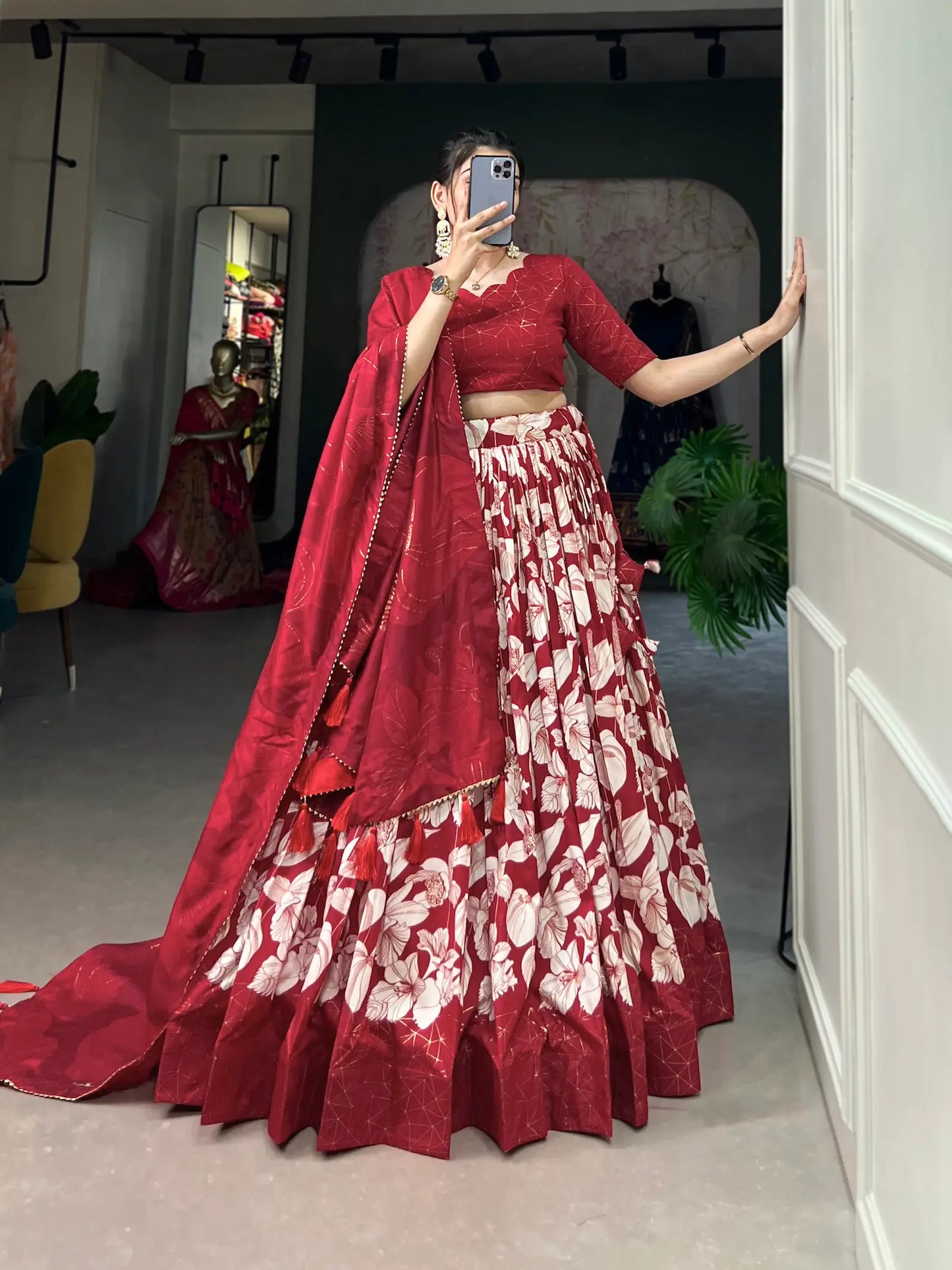 Roter Lehenga Choli aus Tussar-Seide mit Blumenmuster