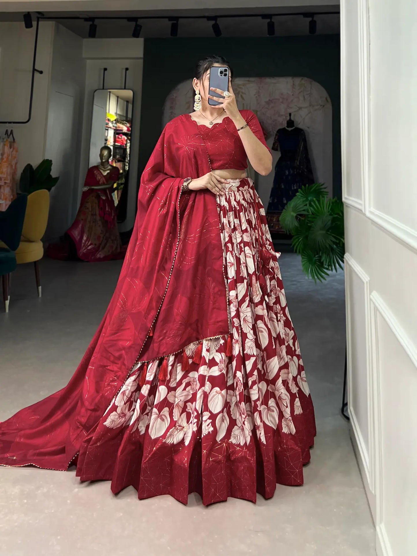 Roter Lehenga Choli aus Tussar-Seide mit Blumenmuster
