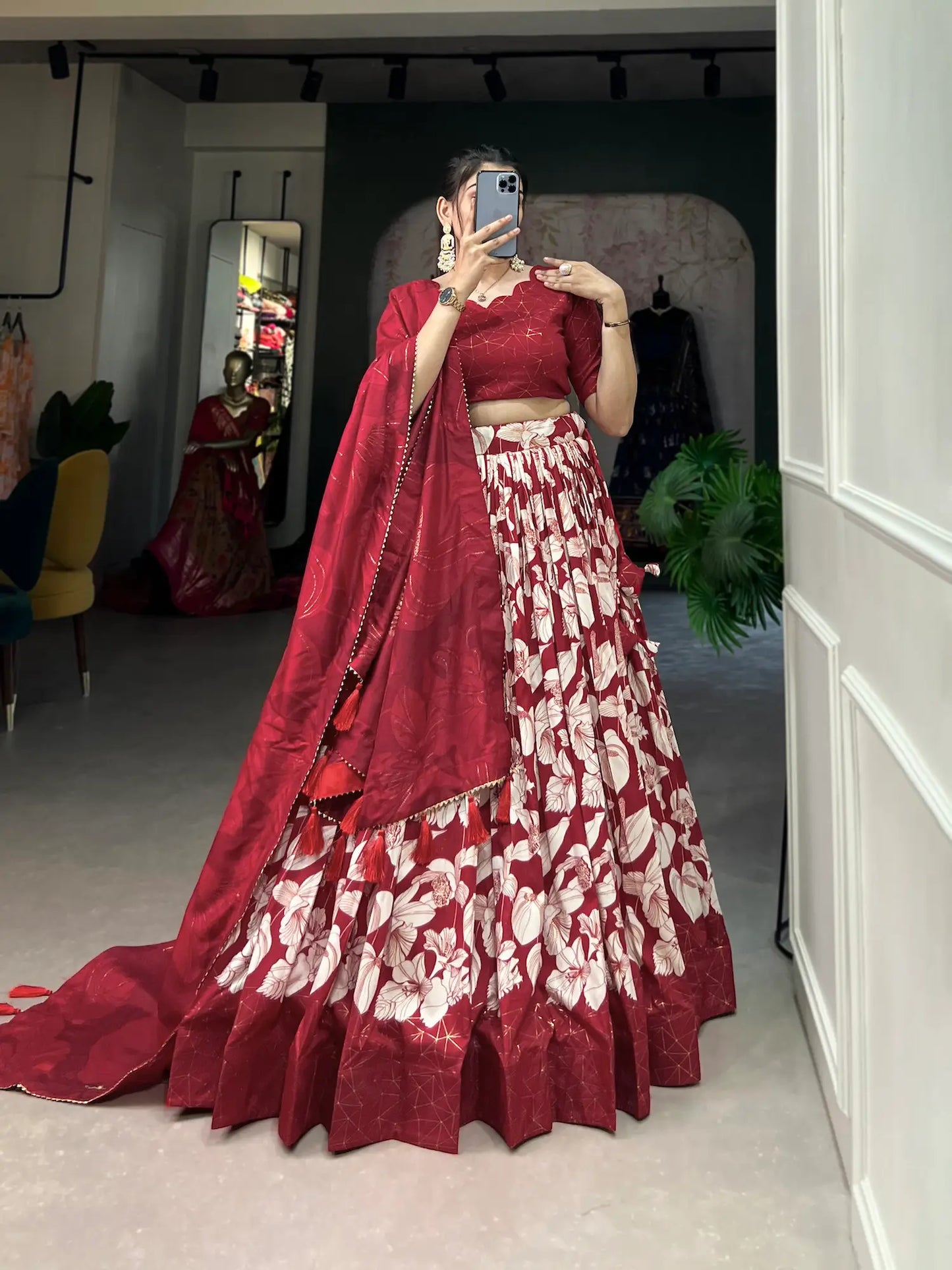 Roter Lehenga Choli aus Tussar-Seide mit Blumenmuster