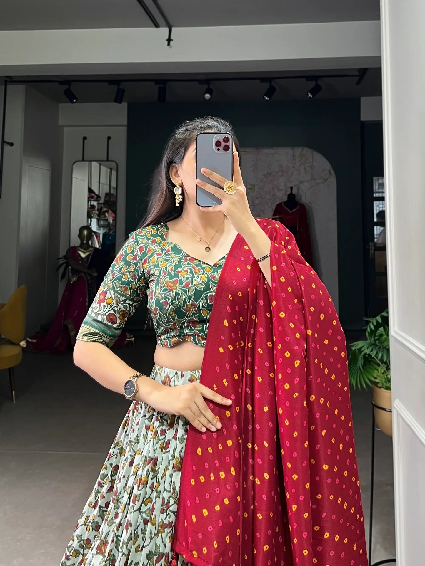 Lehenga Choli en soie Tussar rouge et vert foncé et menthe imprimé de fleurs