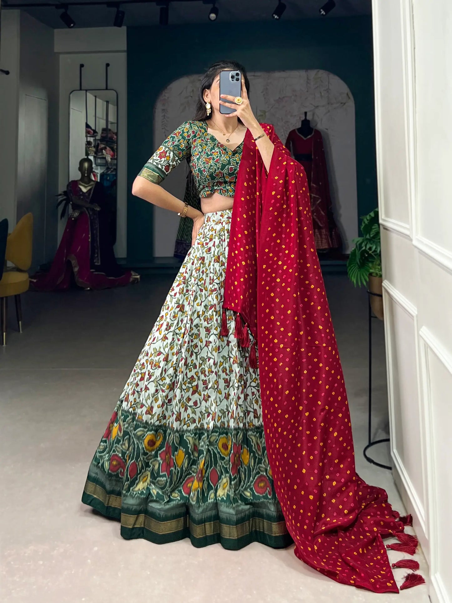 Lehenga Choli en soie Tussar rouge et vert foncé et menthe imprimé de fleurs