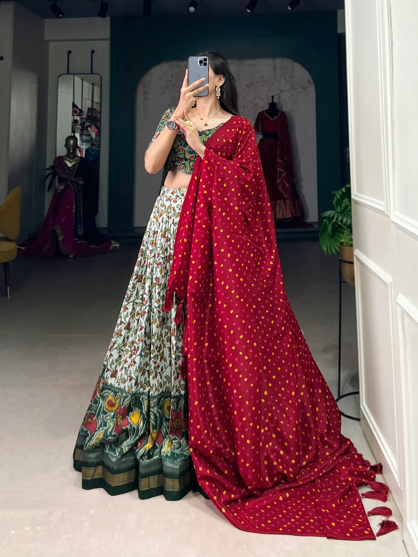Lehenga Choli en soie Tussar rouge et vert foncé et menthe imprimé de fleurs