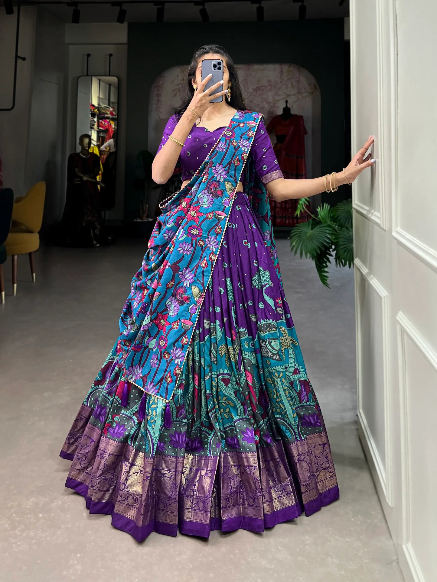 Lehenga Choli aus roter Tussar-Seide mit Kalamkari-Print