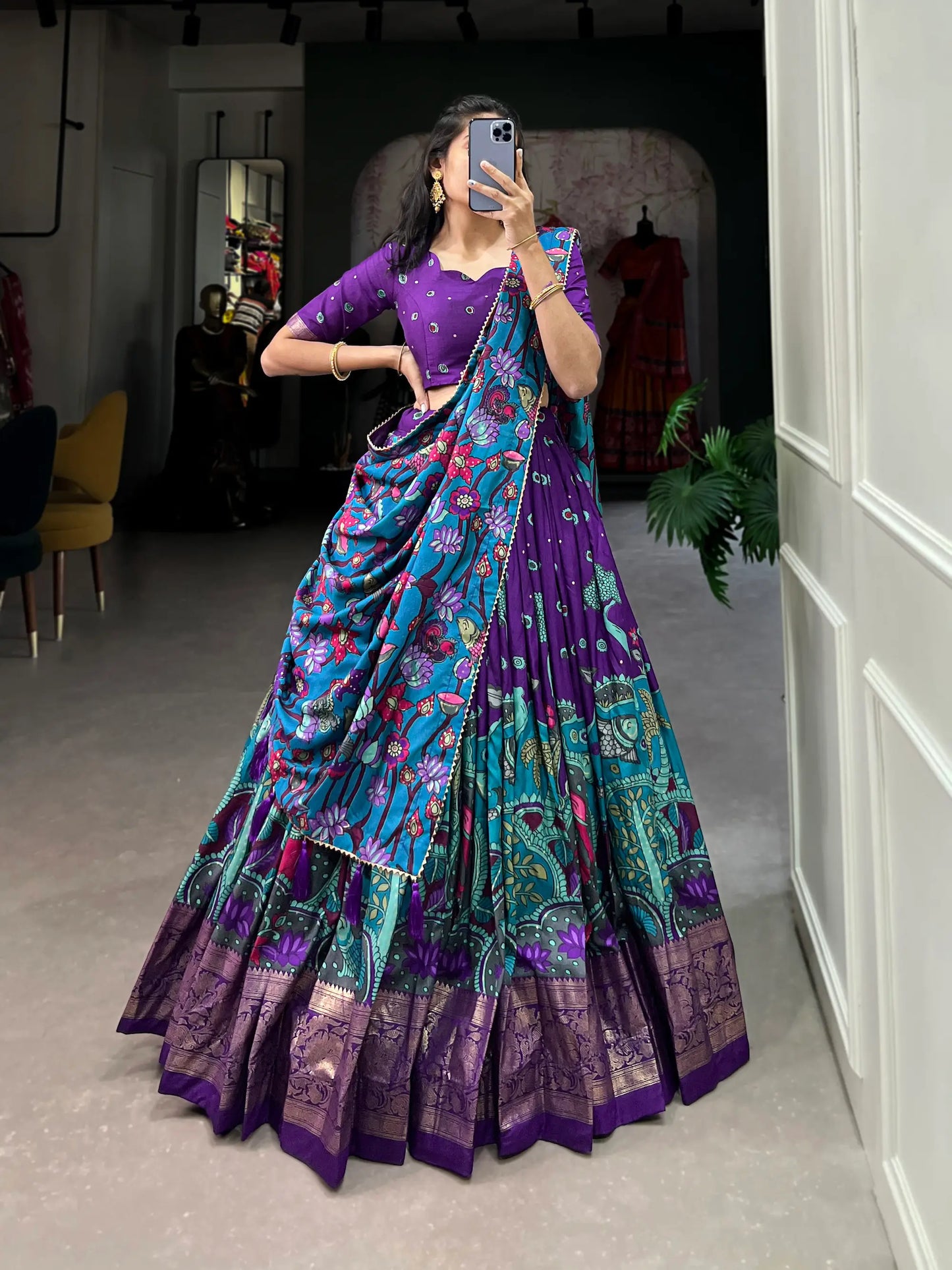 Lehenga Choli aus roter Tussar-Seide mit Kalamkari-Print