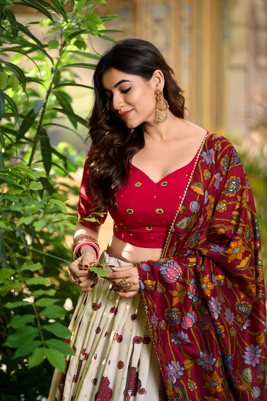 Lehenga Choli blanc cassé et rouge en Soie Tussar avec imprimé Kalamkari