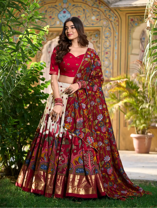 Lehenga Choli blanc cassé et rouge en Soie Tussar avec imprimé Kalamkari