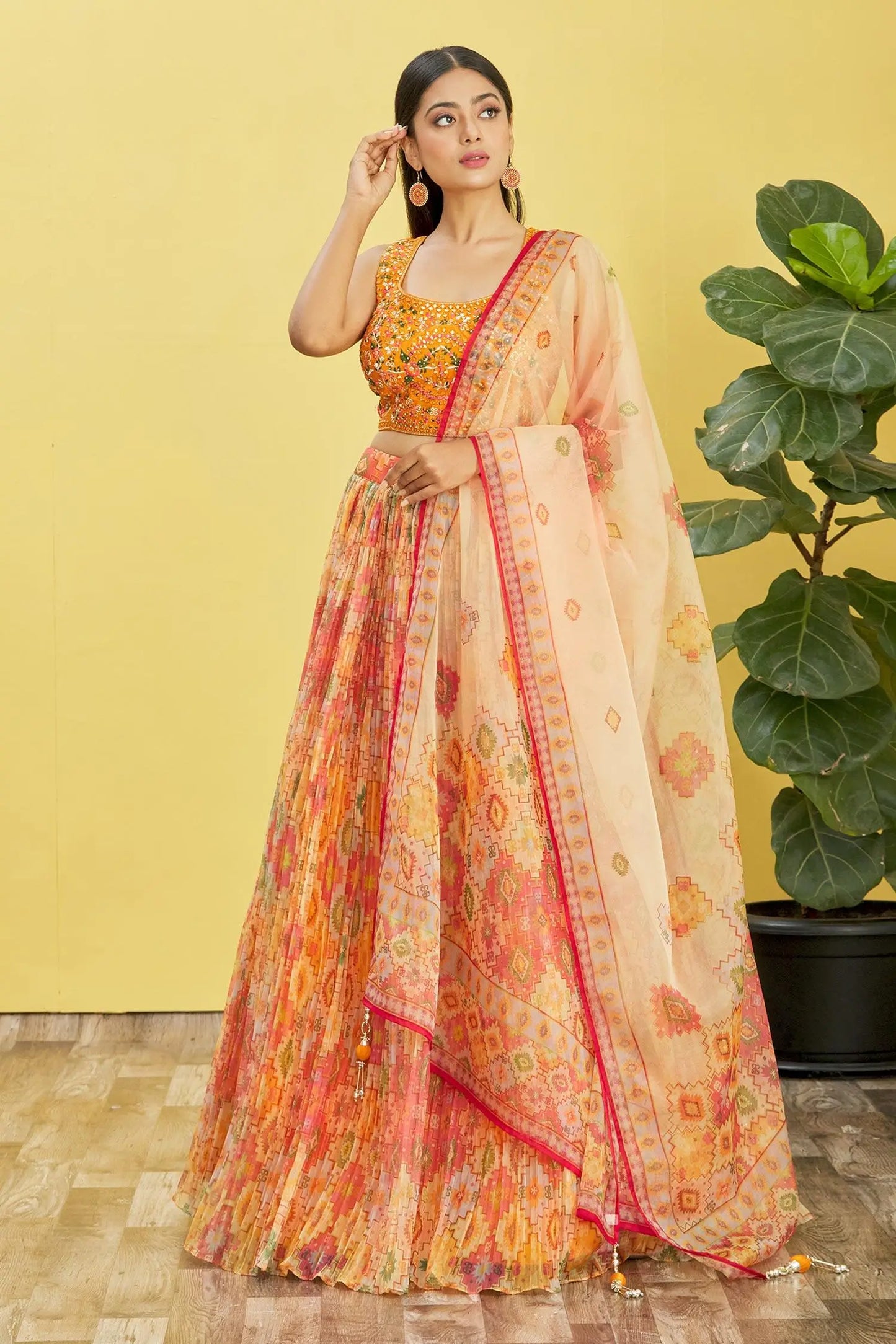 Lehenga jaune avec imprimé numérique et broderie à sequins, orné de véritables miroirs COLLECTION RHEA