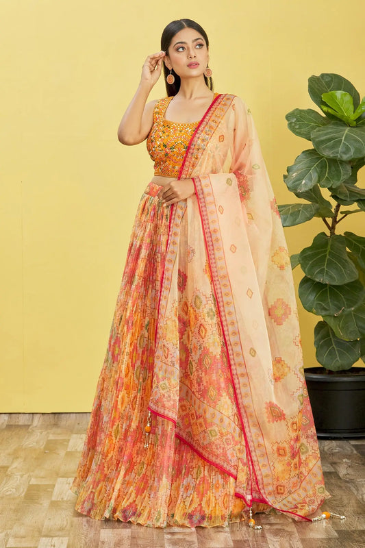 Lehenga jaune avec imprimé numérique et broderie à sequins, orné de véritables miroirs COLLECTION RHEA