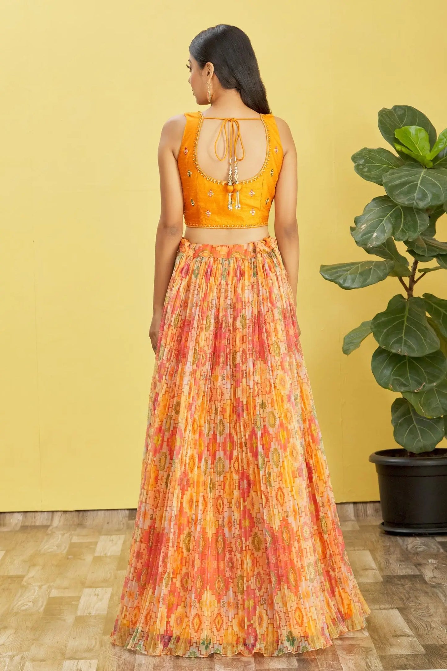 Lehenga jaune avec imprimé numérique et broderie à sequins, orné de véritables miroirs COLLECTION RHEA