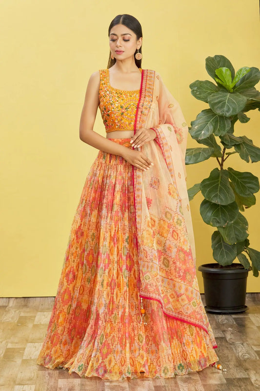 Lehenga jaune avec imprimé numérique et broderie à sequins, orné de véritables miroirs COLLECTION RHEA