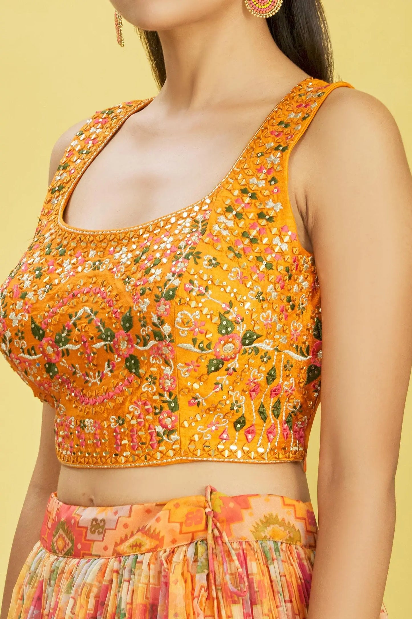 Lehenga jaune avec imprimé numérique et broderie à sequins, orné de véritables miroirs COLLECTION RHEA